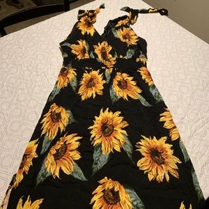 Beautiful sunflower dress w/ tied shoulder strap🌻